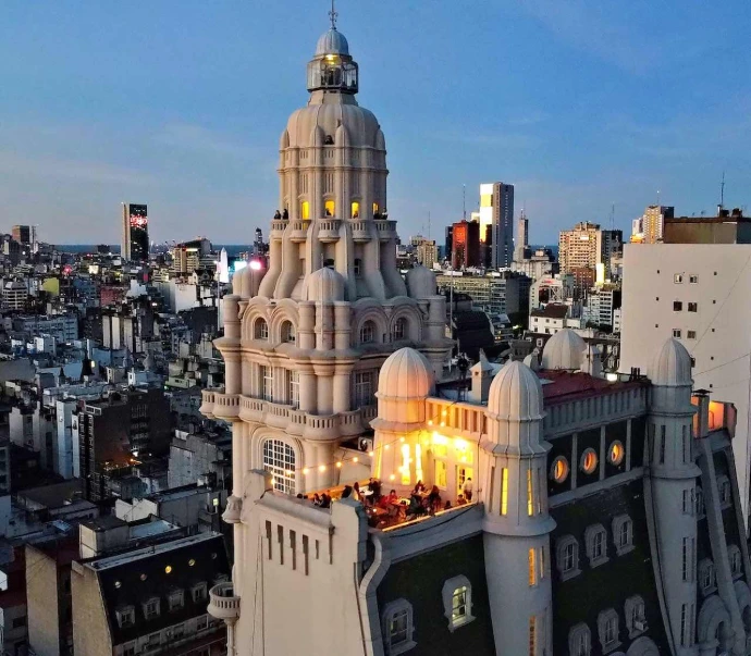Vista panorámica del Palacio Barolo de noche