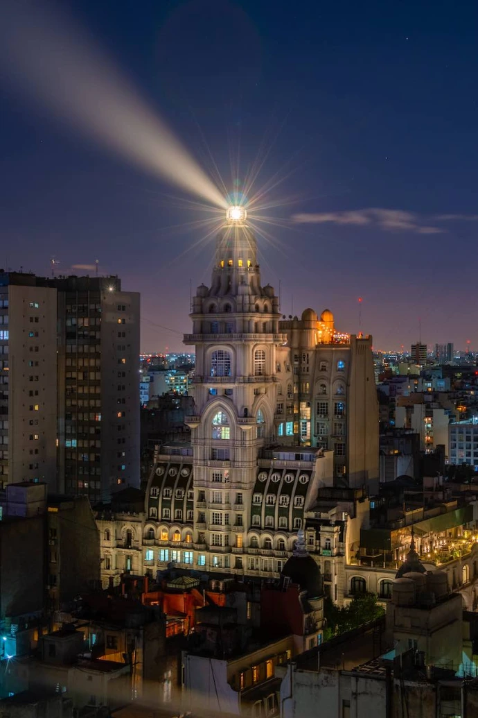 Vista panorámica del´faro Palacio Barolo de noche